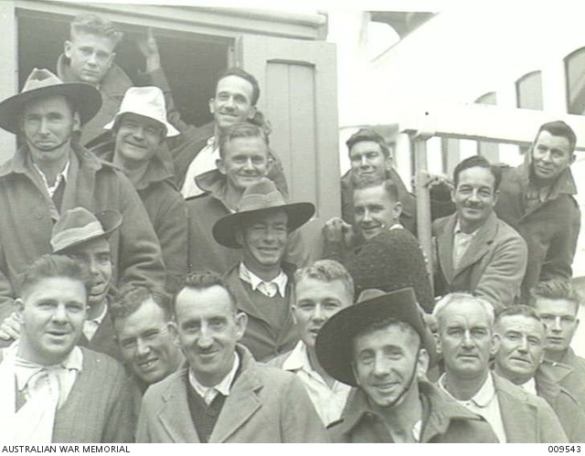 3963045 Arrival of Hosital ship Manunda with wounded soldiers, Melbourne 15 September 1941. AWM.jpg