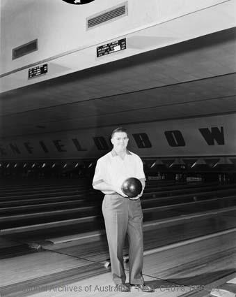 Champion-tenpin-bowler-Ted-Osmond-at-Enfield-bowling-centre-1963.-Courtesy-NAA.jpg
