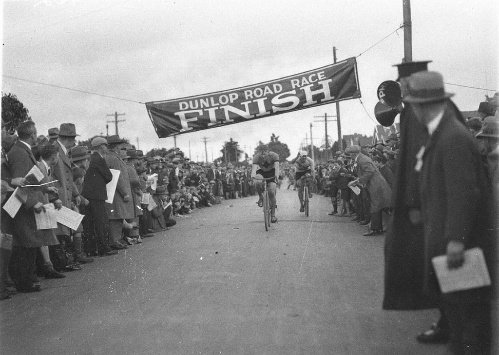 SLNSW_FL1304852-Dunlop-Road-race-finish-in-the-Boulevarde-Enfield-c1930s-1024x728.jpg
