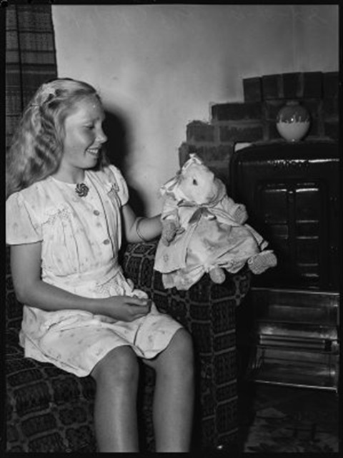 SLNSW_FL9385097 Thumper and Pam Bishop of Ravenna St Strathfield 19 October 1948 by Ivan Ives. Courtesy State Library of NSW.jpg