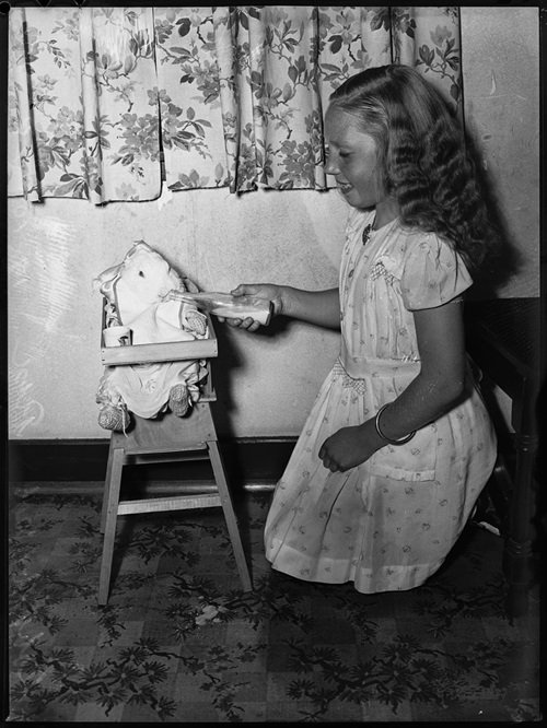 SLNSW_FL9385104 Pam Bishop and Thumper 1948.jpg
